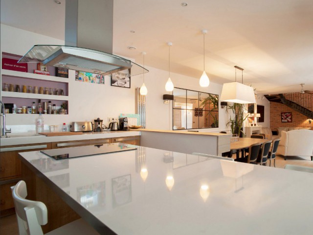 Une cuisine ouverte de 20 m2 - Trois logements deviennent une demeure familiale