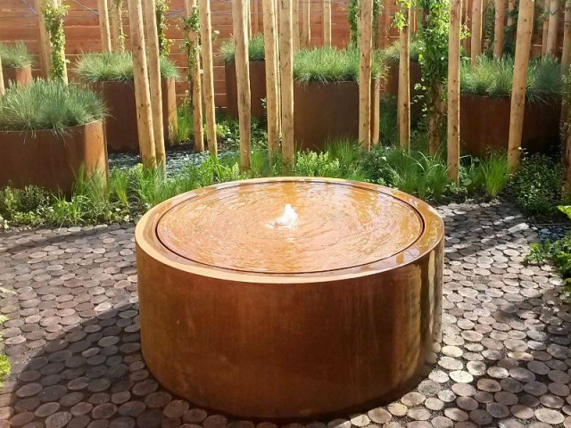 Une table d'eau pour un jardin en hauteur - Un bassin pour mon jardin