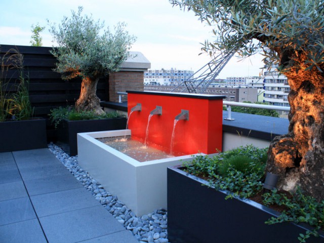 Une fontaine colorée pour une terrasse urbaine - Un bassin pour mon jardin
