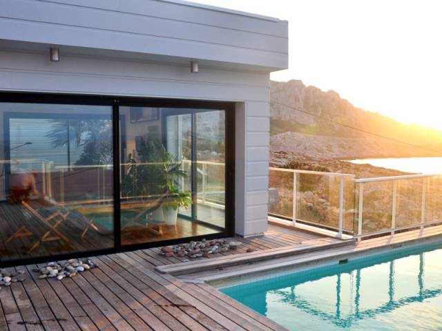 Une villa cachée parmi les rochers au bord de la mer Une villa cachée parmi les rochers au bord de la mer