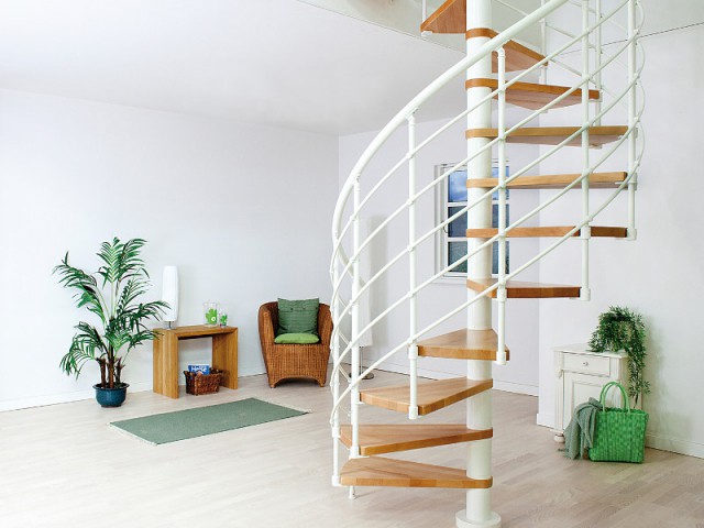 Un escalier spiral au centre de la pièce - Escalier gain de place