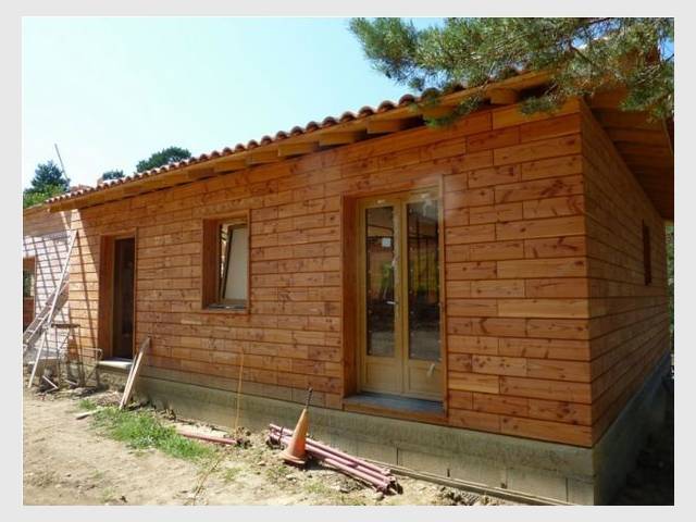 Un développement dans le bâtiment ? - Les briques d'une maison en bois assemblées comme un jeu de Lego