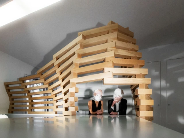 Conserver une perméabilité entre les espaces - Un appartement parcouru par une vague en bois