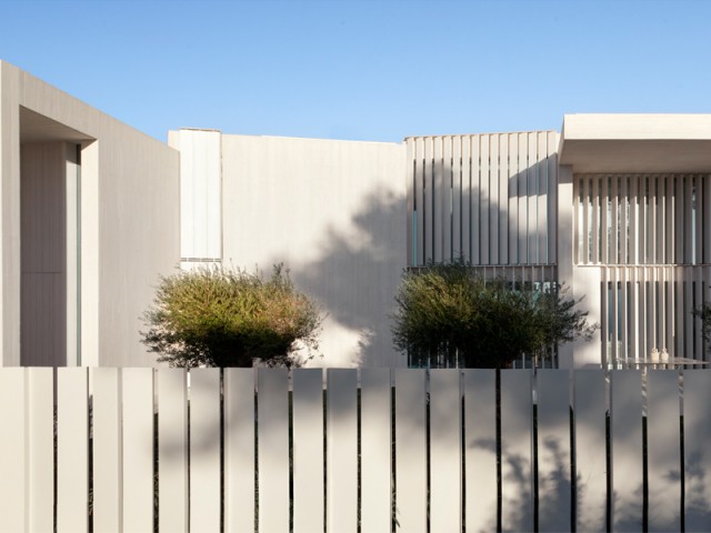 Une façade côté rue "hermétique et opaque" - Sardinera House