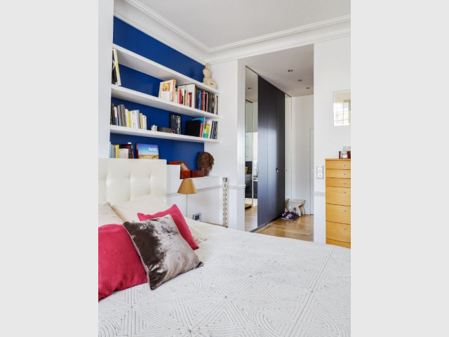 Une chambre aux couleurs vives conçue comme une suite parentale - Restructuration complète d'un appartement familial à Paris