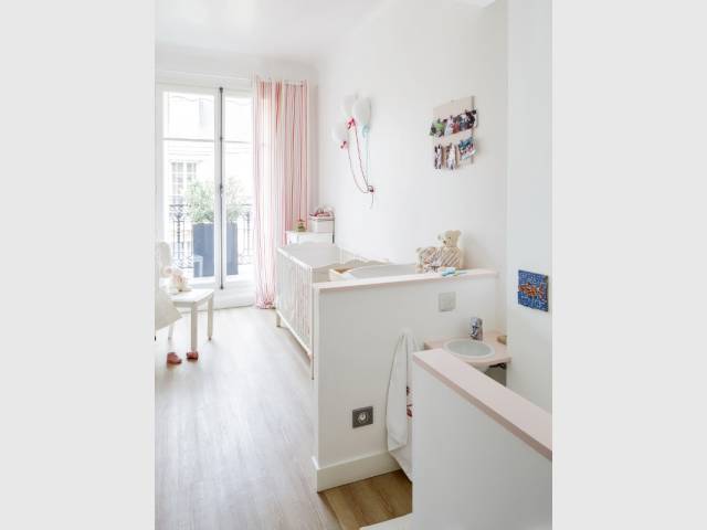 Une chambre pour bébé douce et lumineuse - Restructuration complète d'un appartement familial à Paris