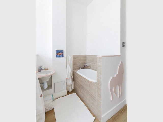 Une salle de bains pour bébé ultra fonctionnelle - Restructuration complète d'un appartement familial à Paris