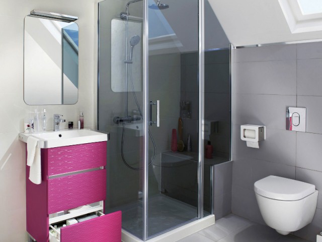 Un banc et des WC sous pente pour utiliser l'espace perdu - Une salle de bains de 3 m2, dix possibilités d'aménagement