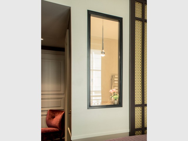 Une fenêtre entre votre chambre et votre salle de bains pour transporter la lumière - Hôtel La Tamise 