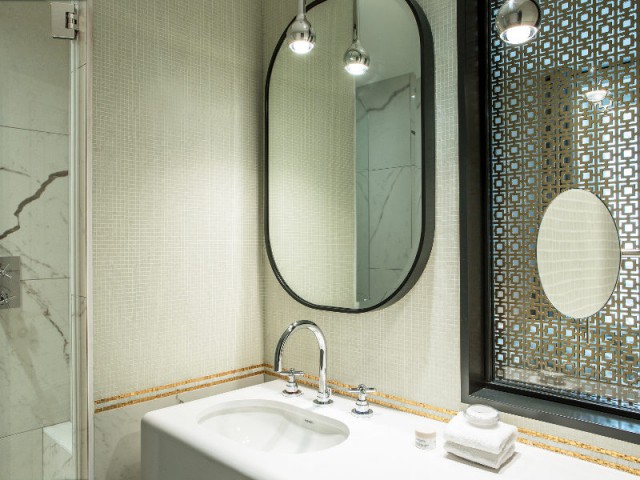 Une frise dorée pour habiller les murs de votre salle de bains - Hôtel La Tamise 