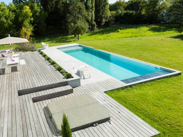 Une Piscine Se Déverse Sur Un Jardin Verdoyant