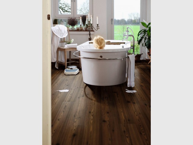 Un sol souple écologique imitation bois exotique pour ma salle de bains - Des sols souples en trompe l'oeil