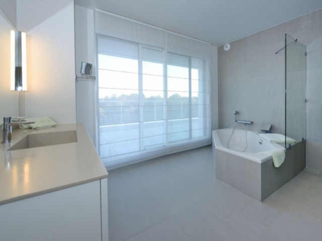 Une salle de bains spacieuse orientée plein sud - Maison contemporaine garrigue nîmoise