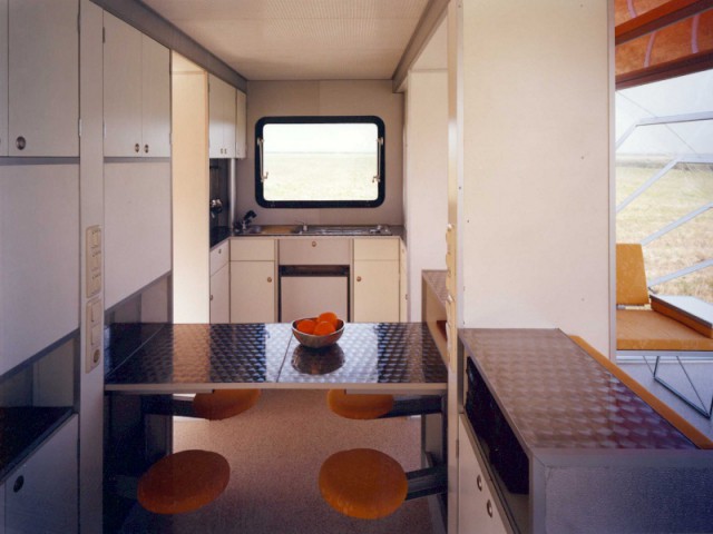 Une cuisine et une salle de bains au c&oelig;ur de la structure - Une caravane papillon présentée à l'exposition City Camping