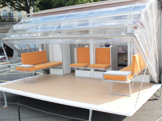 Des parois abaissées pour créer deux espaces à vivre - Une caravane papillon présentée à l'exposition City Camping