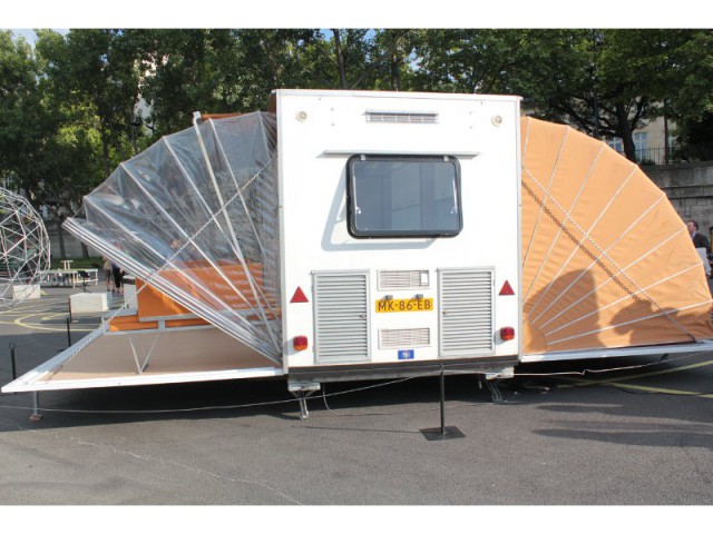 Un système motorisé pour déplier les parois - Une caravane papillon présentée à l'exposition City Camping