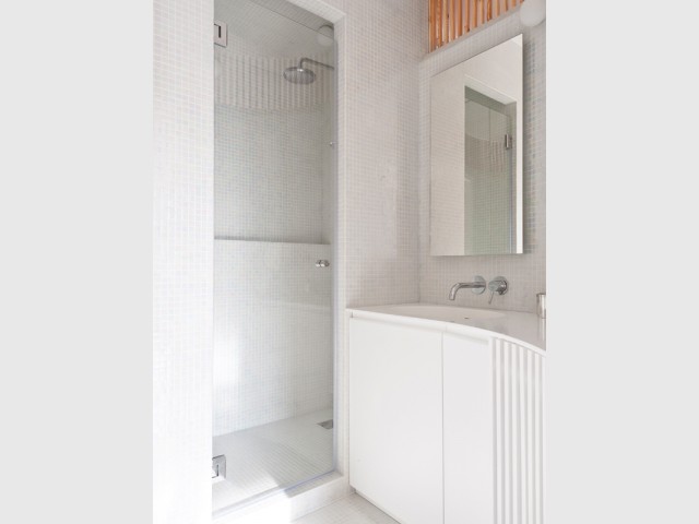 La salle de bains cachée dans une excroissance - Un appartement où intimité rime avec convivialité