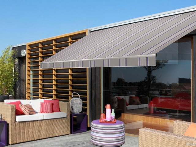 Un store rayé violet en harmonie avec le mobilier de terrasse - Un store de terrasse en harmonie avec la maison