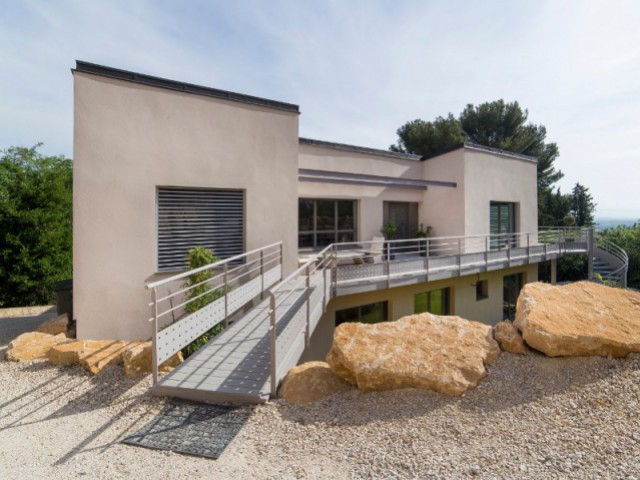 Une habitation accessible depuis une passerelle en aluminium - Maison passive Villeneuve-lès-Avignon