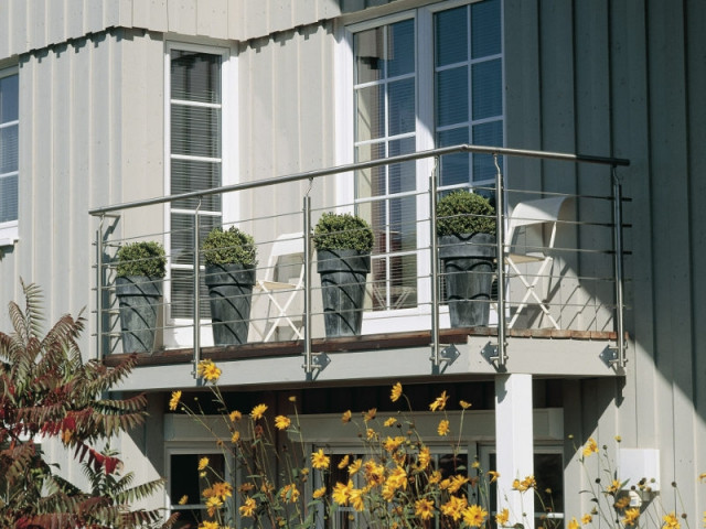 Des garde-corps qui se fixent latéralement pour ne pas perdre d'espace au sol - Terrasse : des garde-corps et balustrades pour tout type de besoins