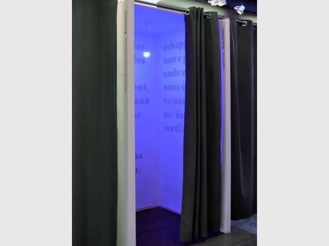 Cabine Zones d'ombre, par Sophie Cure - Exposition Les Cabines aux Ateliers de Paris