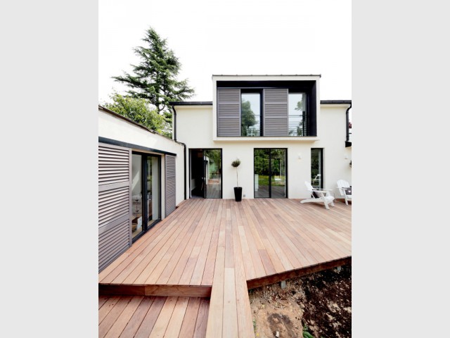 Une terrasse en bois pour ouvrir la maison sur l'extérieur - Surélévation d'un pavillon francilien