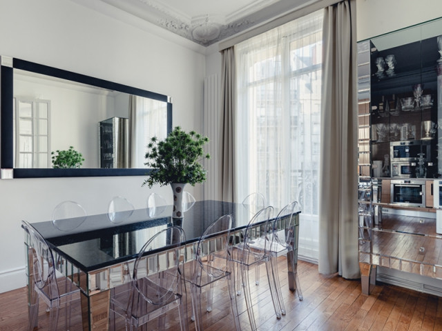 Des meubles miroirs disséminés dans l'appartement - Un appartement aux mille reflets