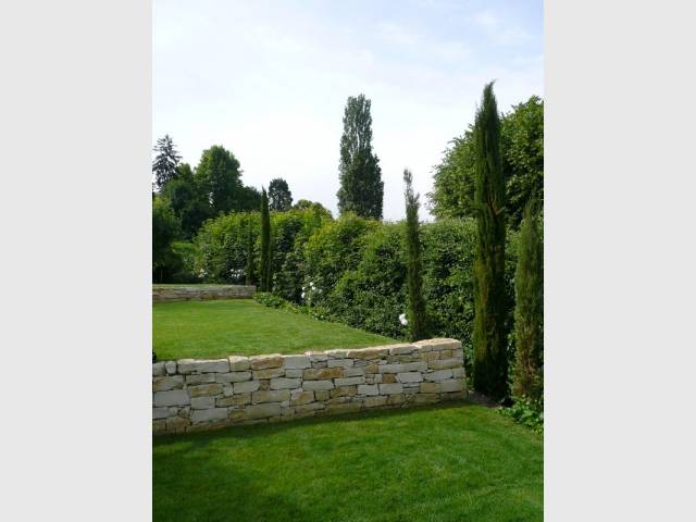 Des cyprès qui encadrent la vue - Jardin stratifié 