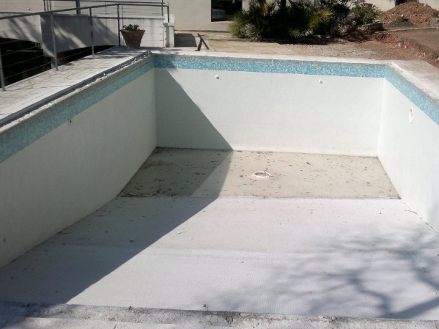 Une piscine qui tombait en décrépitude  - Rénovation d'abords de piscine et terrasses