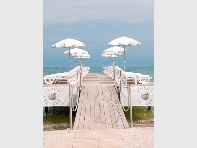 Un liseré noir pour une terrasse ultra chic - Les plus belles plages de La Côte d'Azur