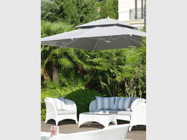 Un parasol déporté pour gagner de la place et favoriser la convivialité - Les plus belles plages de La Côte d'Azur