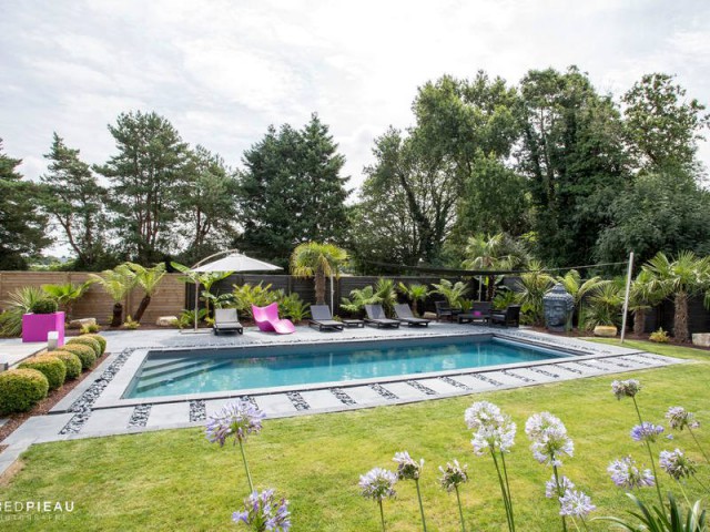 Autour de la piscine, des pierres naturelles élégantes et modernes - Une piscine zen en Bretagne