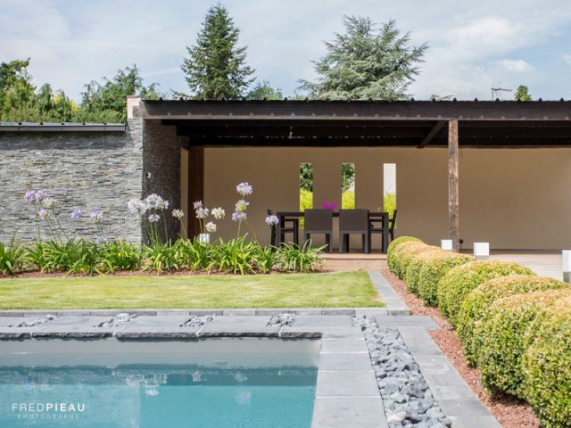 Un kiosque de piscine et un préau pour compléter l'aménagement extérieur - Une piscine zen en Bretagne