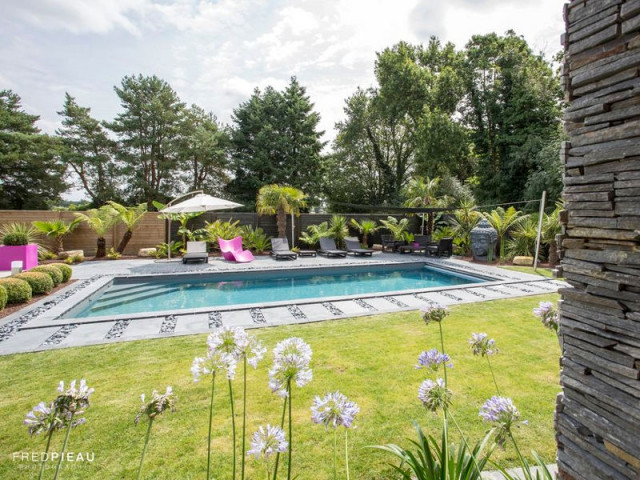 Une orientation optimisée pour favoriser la circulation dans le jardin - Une piscine zen en Bretagne