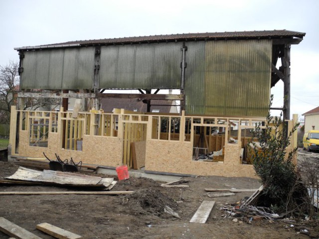 Des panneaux bois OSB assemblés uns à uns  - Un ancien hangar transformé en maison bois à Argentueil