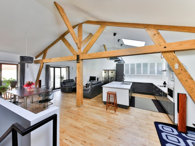 Un coin séjour lumineux au style industriel - Un ancien hangar transformé en maison bois à Argentueil