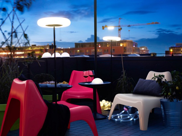 Des boules lumineuses pour une terrasse urbaine - Eclairer son jardin l'été