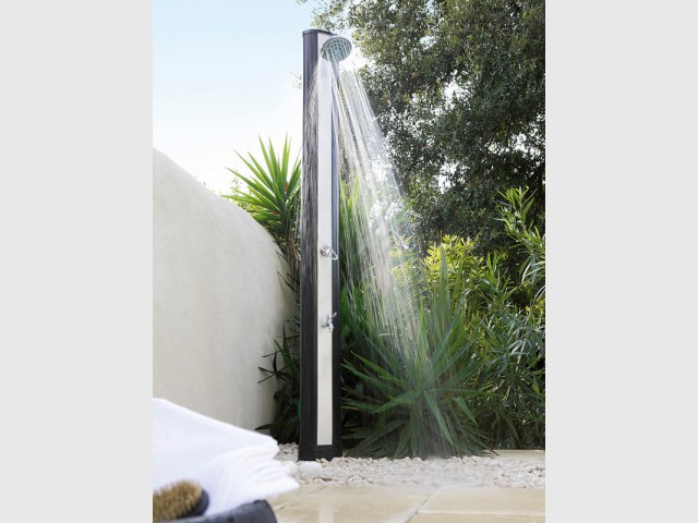 Une douche avec un jet puissant pour un moment relaxant - Douche de jardin