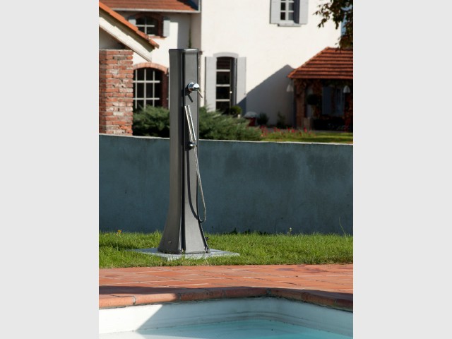 Une petite colonne de douche avec flexible pour ne pas encombrer le jardin - Douche de jardin