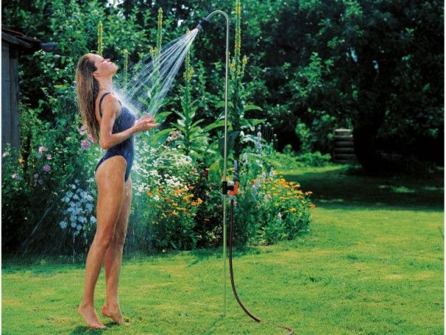 Une douche d'extérieur discrète pour les petits budgets - Douche de jardin