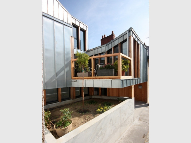 Mariage de zinc et de bois en façade - Rénovation, extension et surélévation à Nantes