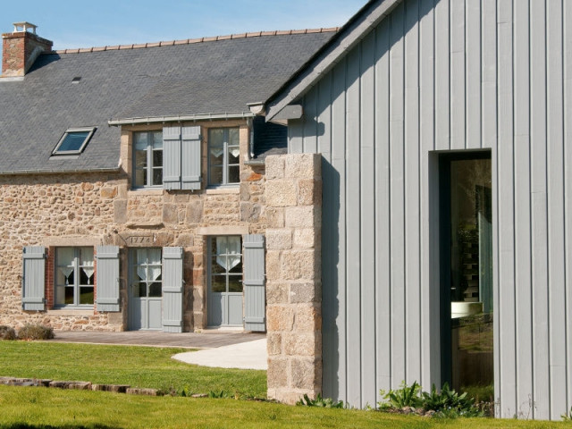 Une longère et son extension bardée de bois gris - Maison de charme