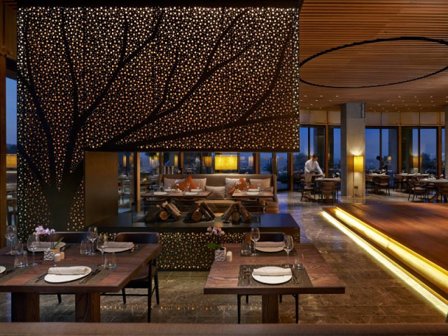 Un restaurant chaleureux autour du bois  - Hôtel Mandarin Oriental Bordum