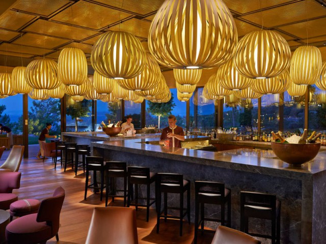 Un bar aux suspensions spectaculaires  - Hôtel Mandarin Oriental Bordum