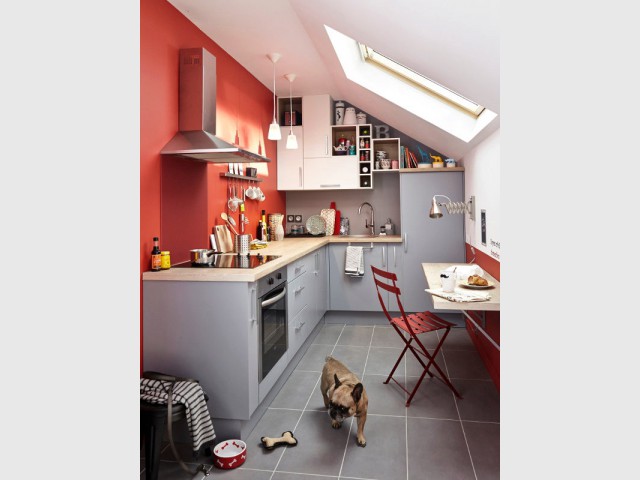 Utiliser l'espace sous pente pour créer des rangements de cuisine - Aménager une cuisine dans 6 m2