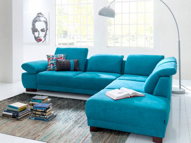 Un grand canapé turquoise pour réchauffer un salon épuré - Canapés : osez la couleur