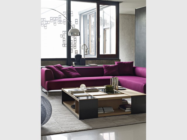 Un grand canapé d'angle violet pour un salon urbain chic - Canapés : osez la couleur