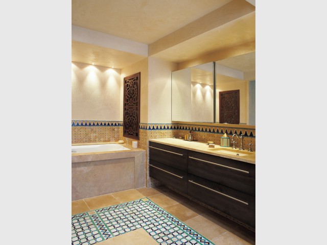 Combinaison d'éléments orientaux typiques pour créer un décor tout en subtilité - Salle de bains d'inspiration orientale