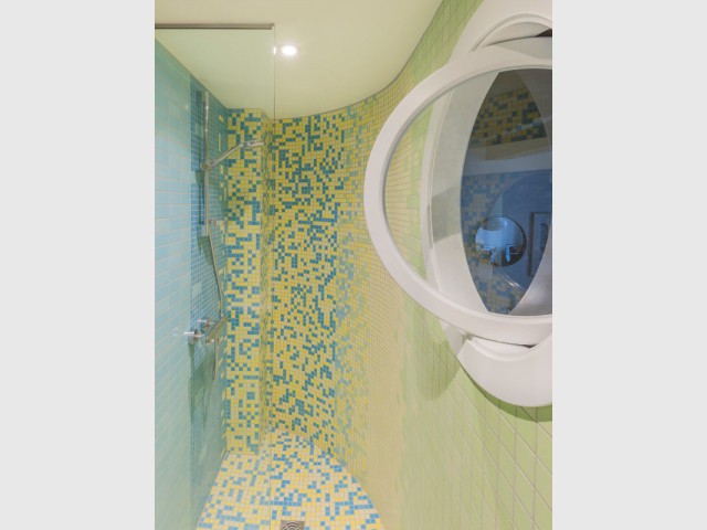 Une salle de bains colorée à partir de matériaux récupérés - Appartement parisien atypique avec jardin