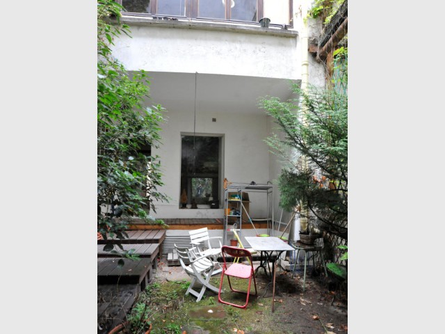 Avant : Un jardin mal entretenu - Appartement parisien atypique avec jardin